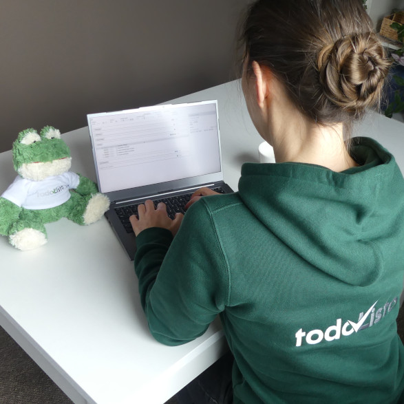 Entwicklerin beim Programmieren von todoListo